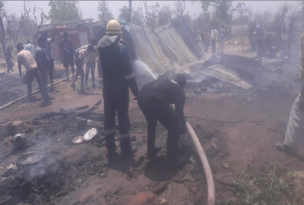 Lpg cylinder blast in shop 45 huts caught fire in ramnagar 