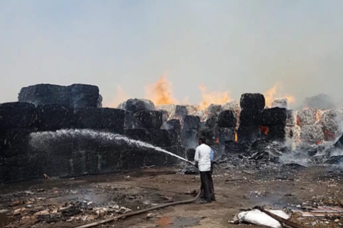 Muzaffarnagar: fierce fire in Tehri Paper Mill, fire brigade control the fire from several districts