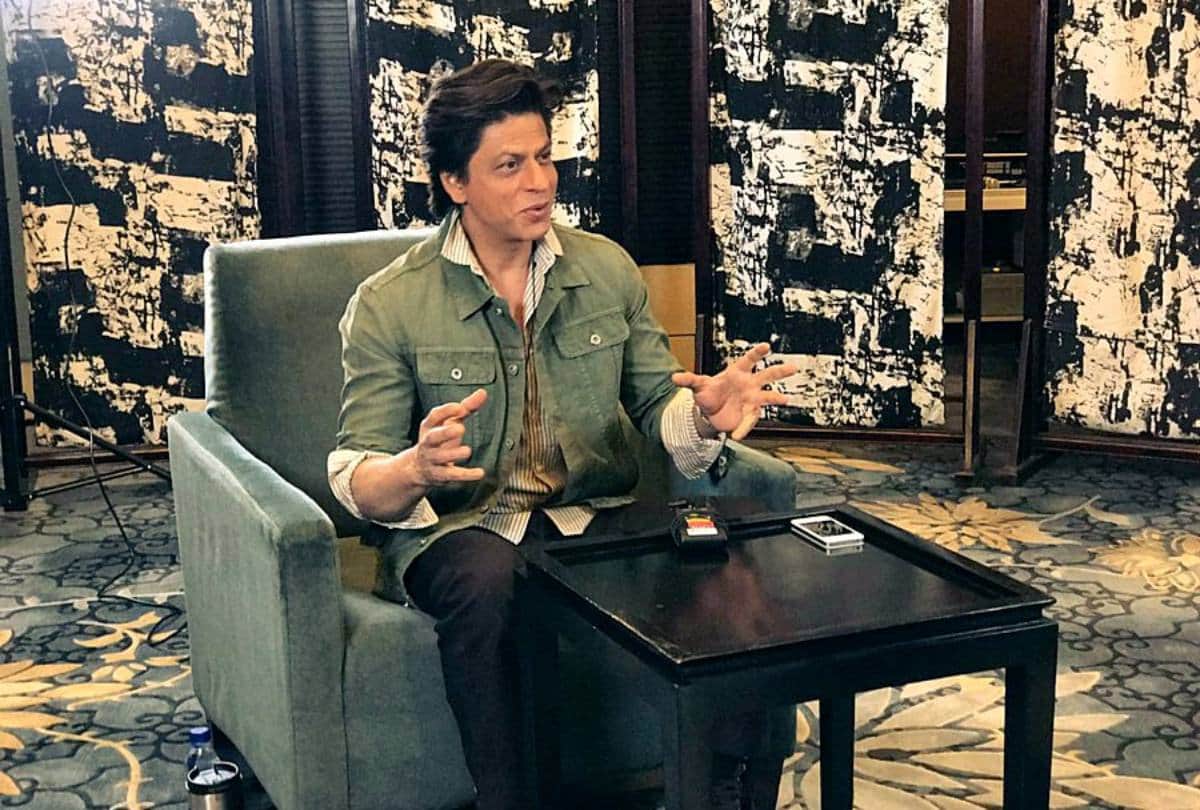 shah rukh khan take selfie with fans in Australia video viral