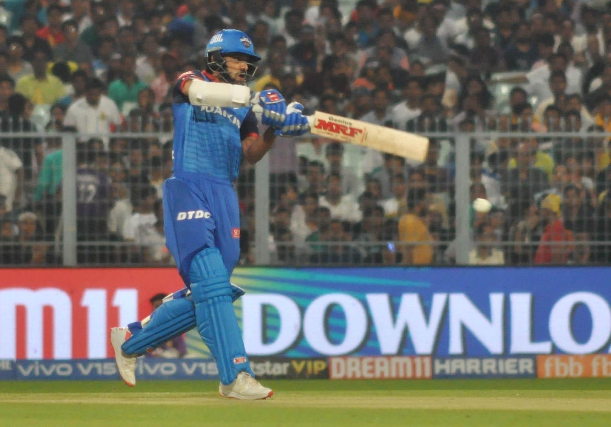 VIDEO: Axar patel picked excellence catch of de villiers at the boundary,IPL 2019 DC vs RCB Match