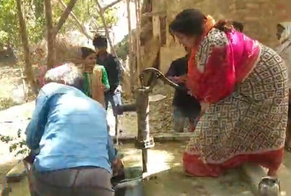 Smriti Irani helps farmers of amethi when crops catches fire.