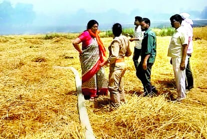 Smriti Irani helps farmers of amethi when crops catches fire.