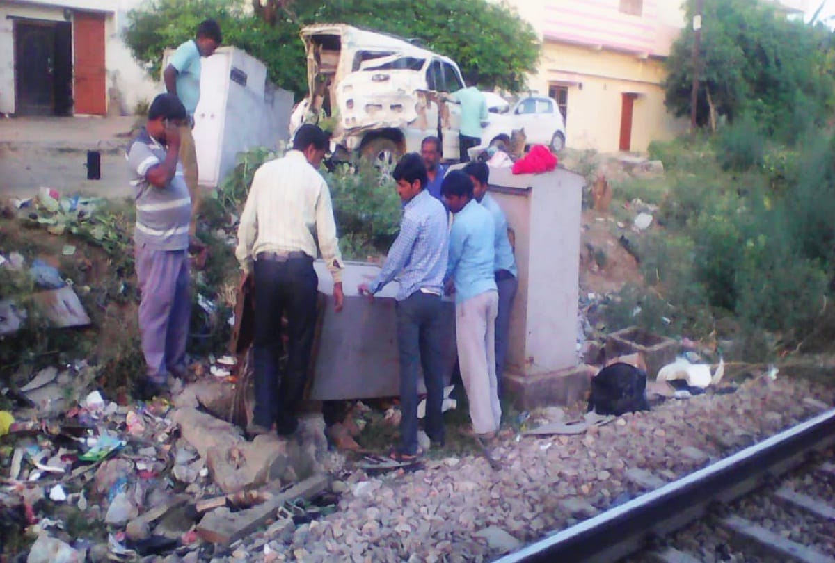 Janata Express hit with Scorpio in shahjahanpur