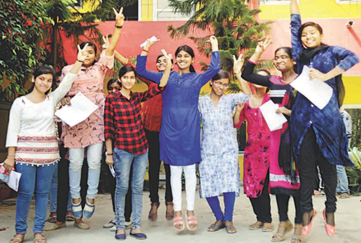 Pratapgarh: Smile in high school, top in theory topper