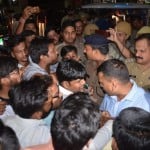 दरोगा से नोंक झोंक करते बीजेपी कार्यकर्ता