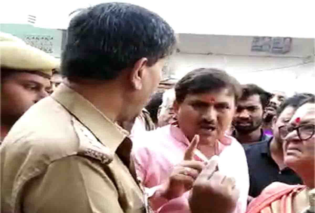 During the 4th phase of polling BJP leader fight with the CO