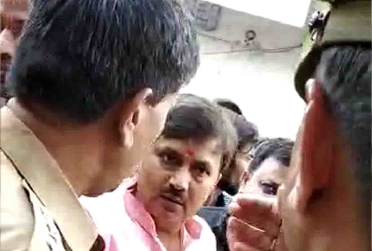 During the 4th phase of polling BJP leader fight with the CO
