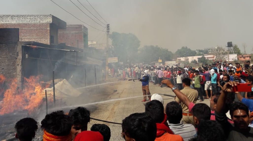फर्नीचर की दुकान और चार गुमटियां जलीं