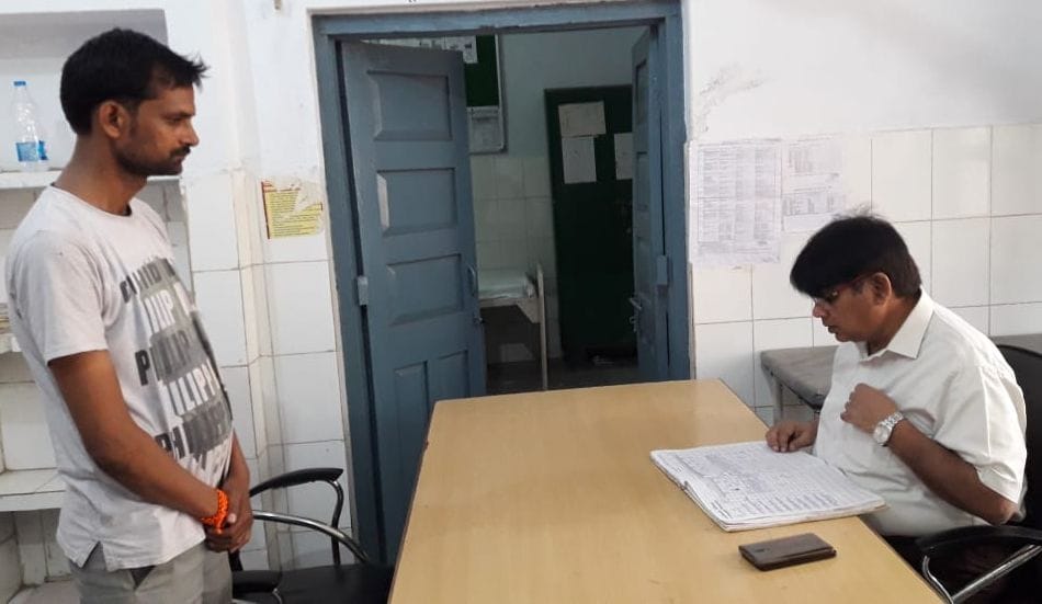 निरीक्षण में डॉक्टर-कर्मचारी गैर हाजिर, रोका वेतन