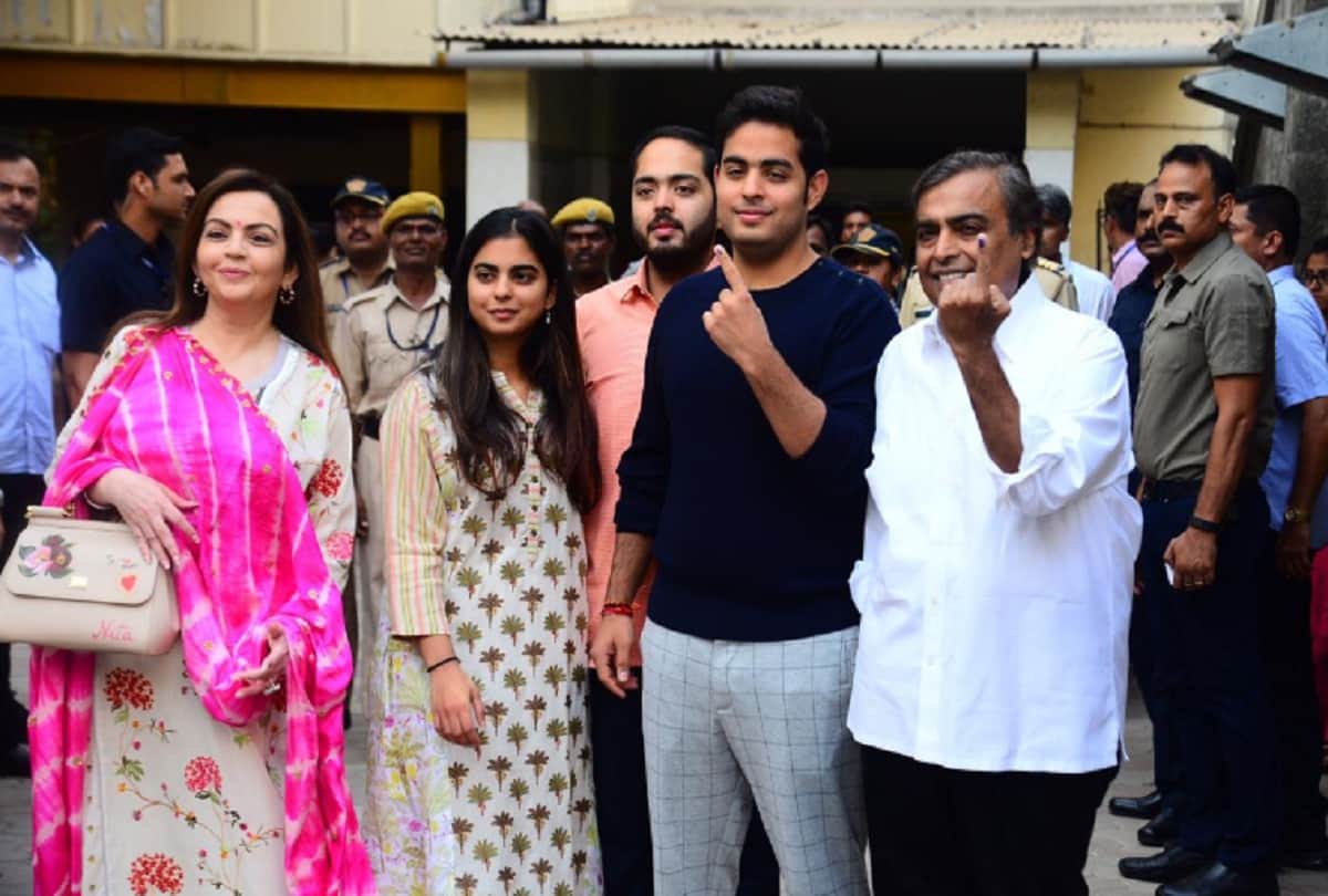 Mukesh Ambani Nita Ambani along with family cast vote in Lok Sabha Election 2019
