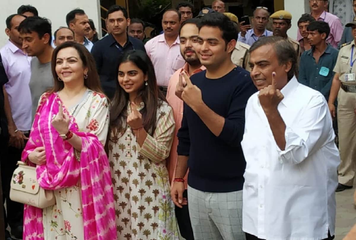 Mukesh Ambani Nita Ambani along with family cast vote in Lok Sabha Election 2019