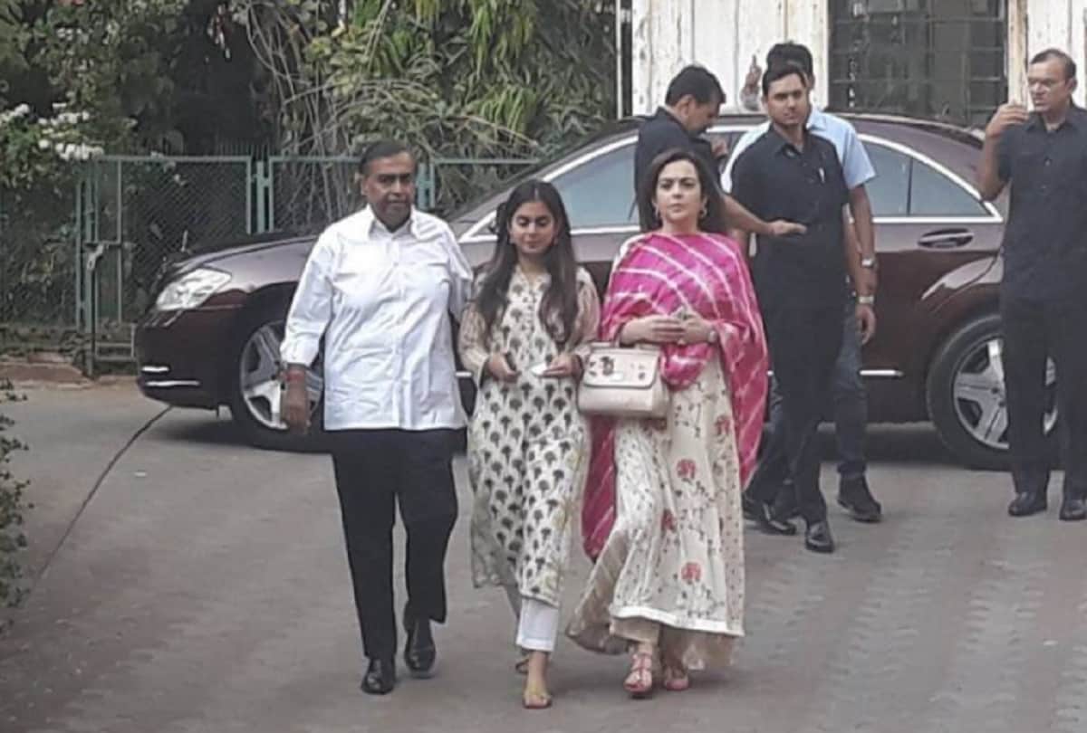 Mukesh Ambani Nita Ambani along with family cast vote in Lok Sabha Election 2019