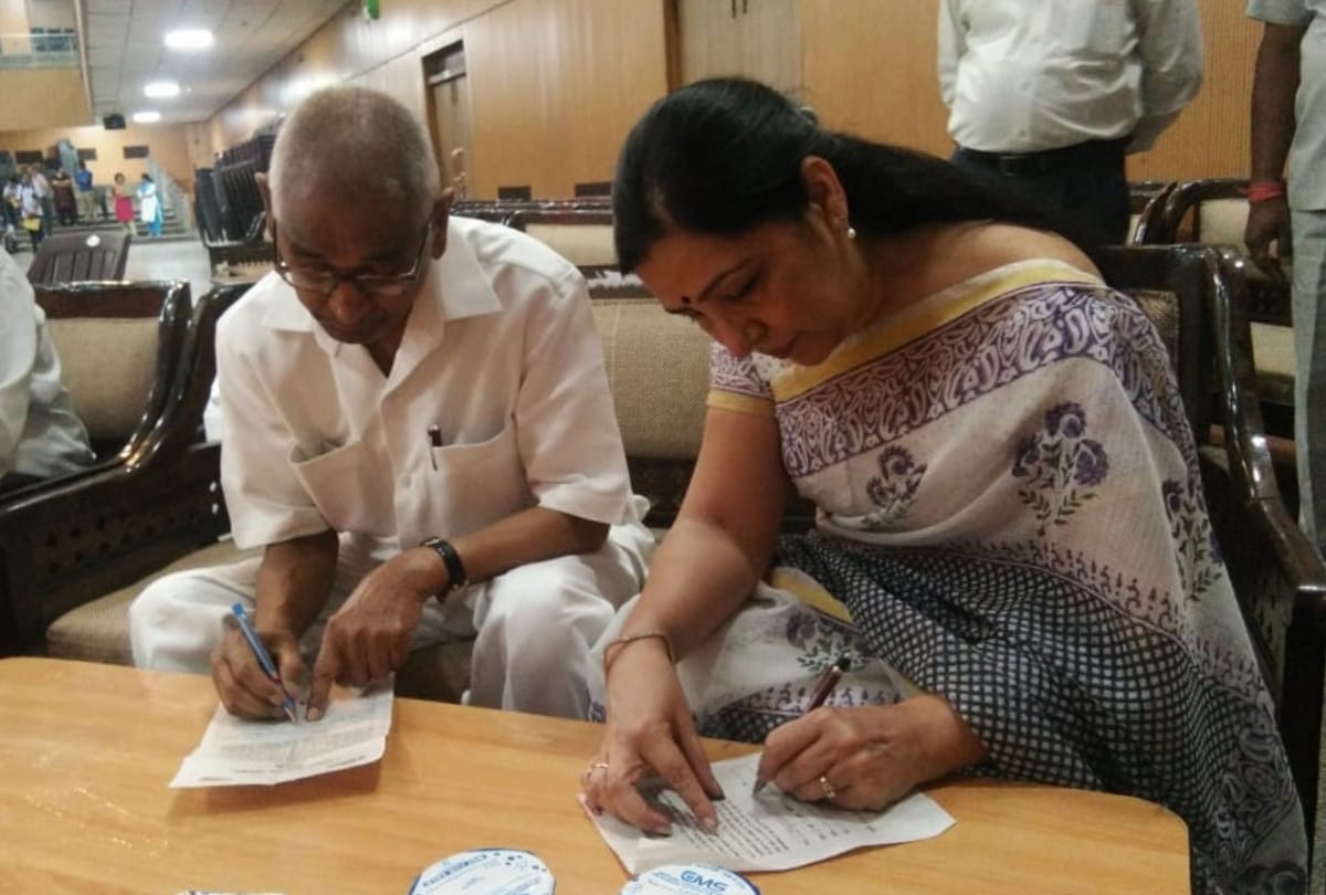 amar ujala voting awareness program : student and paramedical staff pledge to cast vote