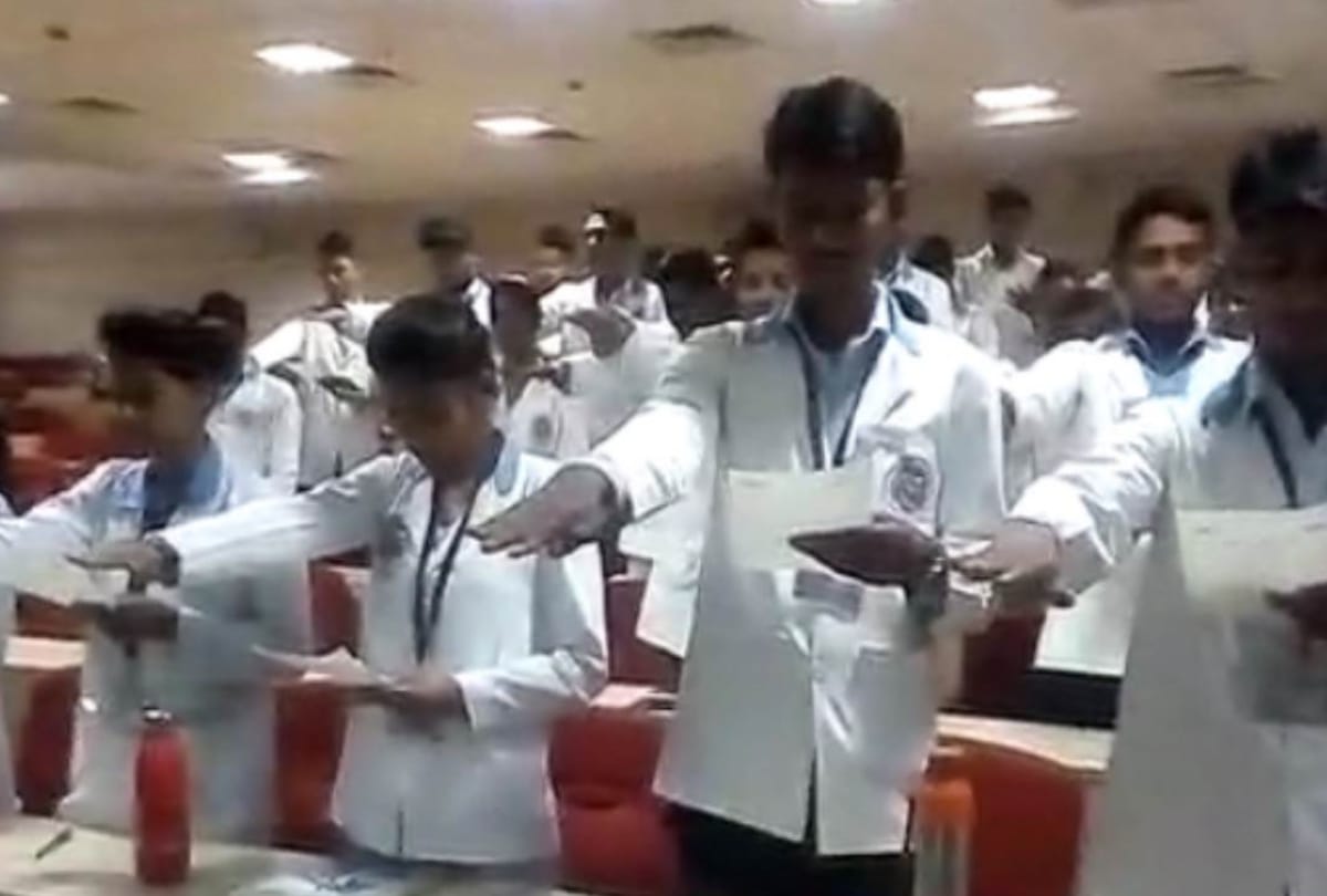 amar ujala voting awareness program : student and paramedical staff pledge to cast vote