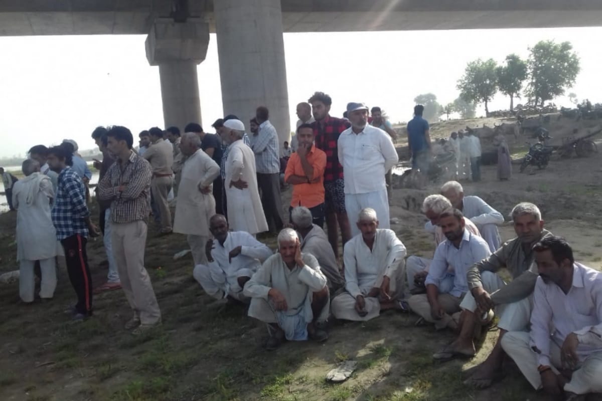mother daughter missing after a family sunk in the yamuna river in Baghpat District