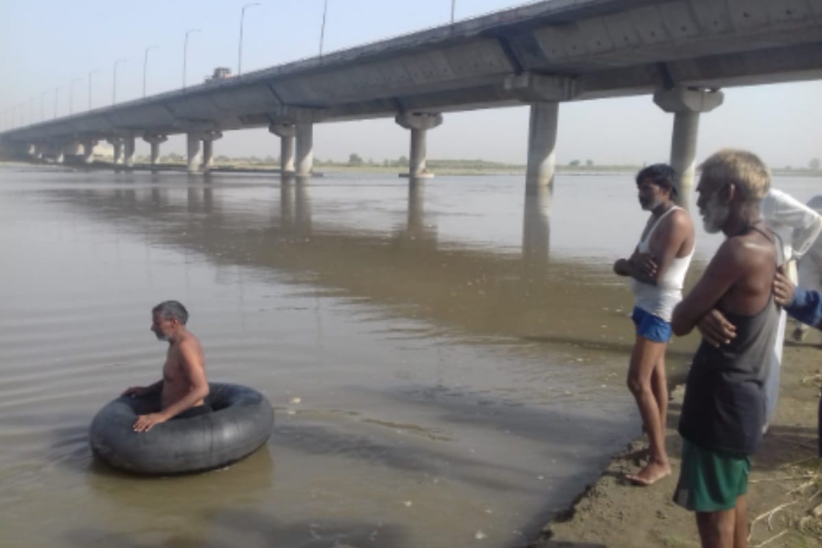 mother daughter missing after a family sunk in the yamuna river in Baghpat District