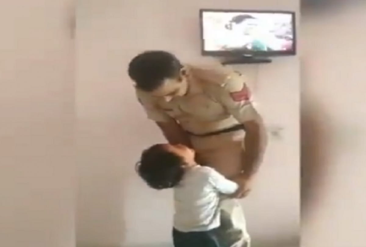 cop tells beta jaldi aa jaaunga son stopping father from going to job video goes viral