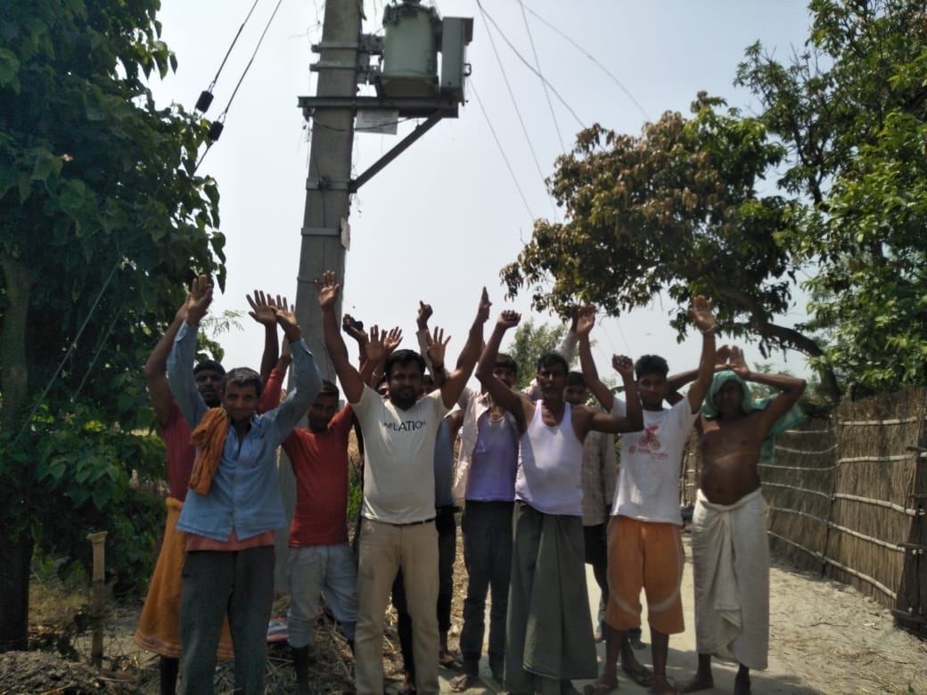 बिजली विभाग के खिलाफ गांव वालों ने किया प्रदर्शन