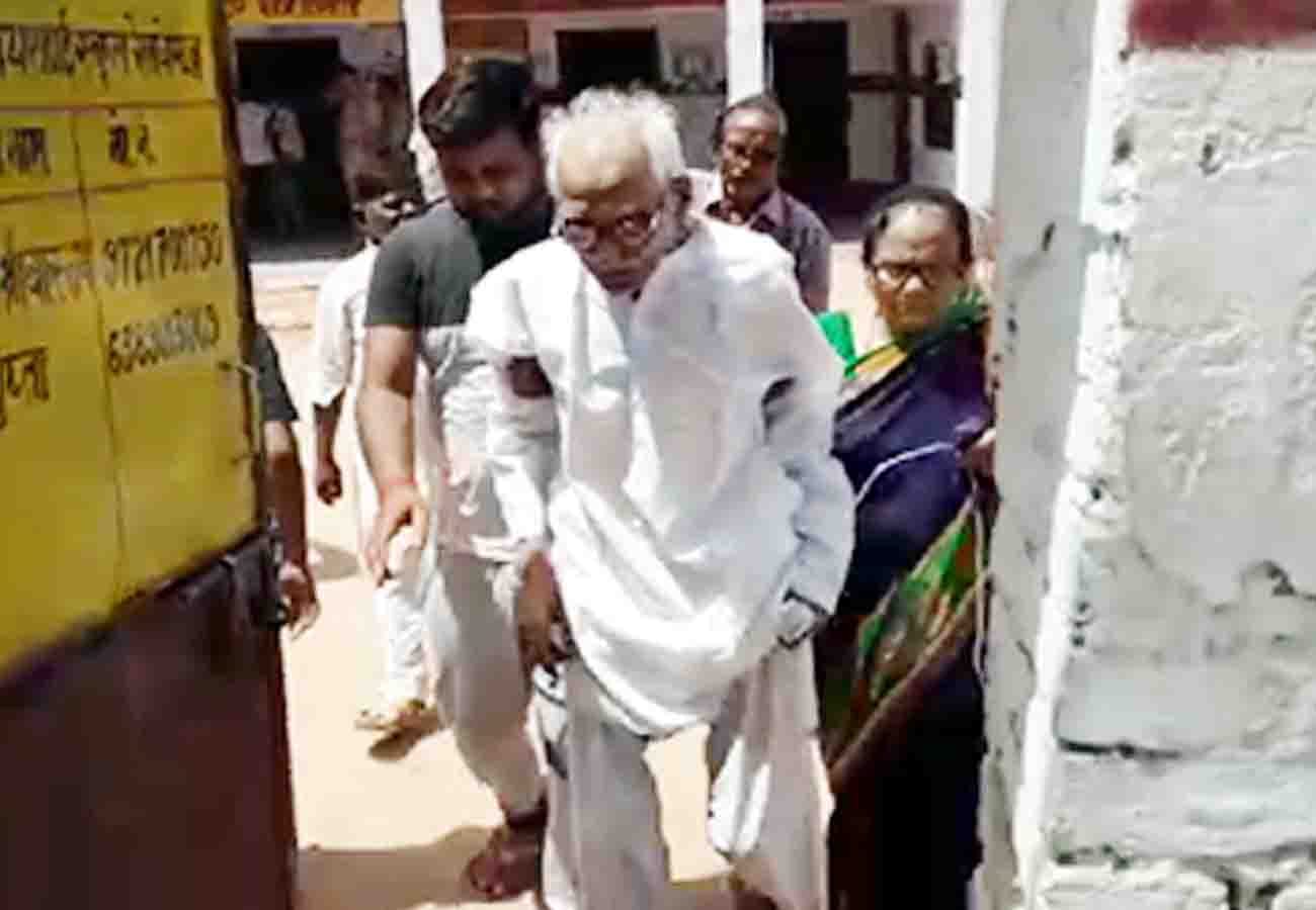 old man reached to cast vote who Alive with oxygen support lok sabha election 2019