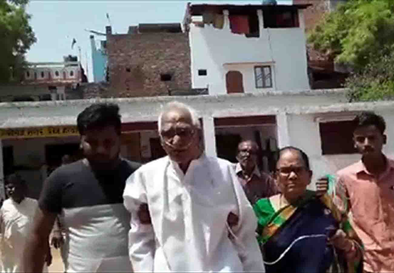 old man reached to cast vote who Alive with oxygen support lok sabha election 2019