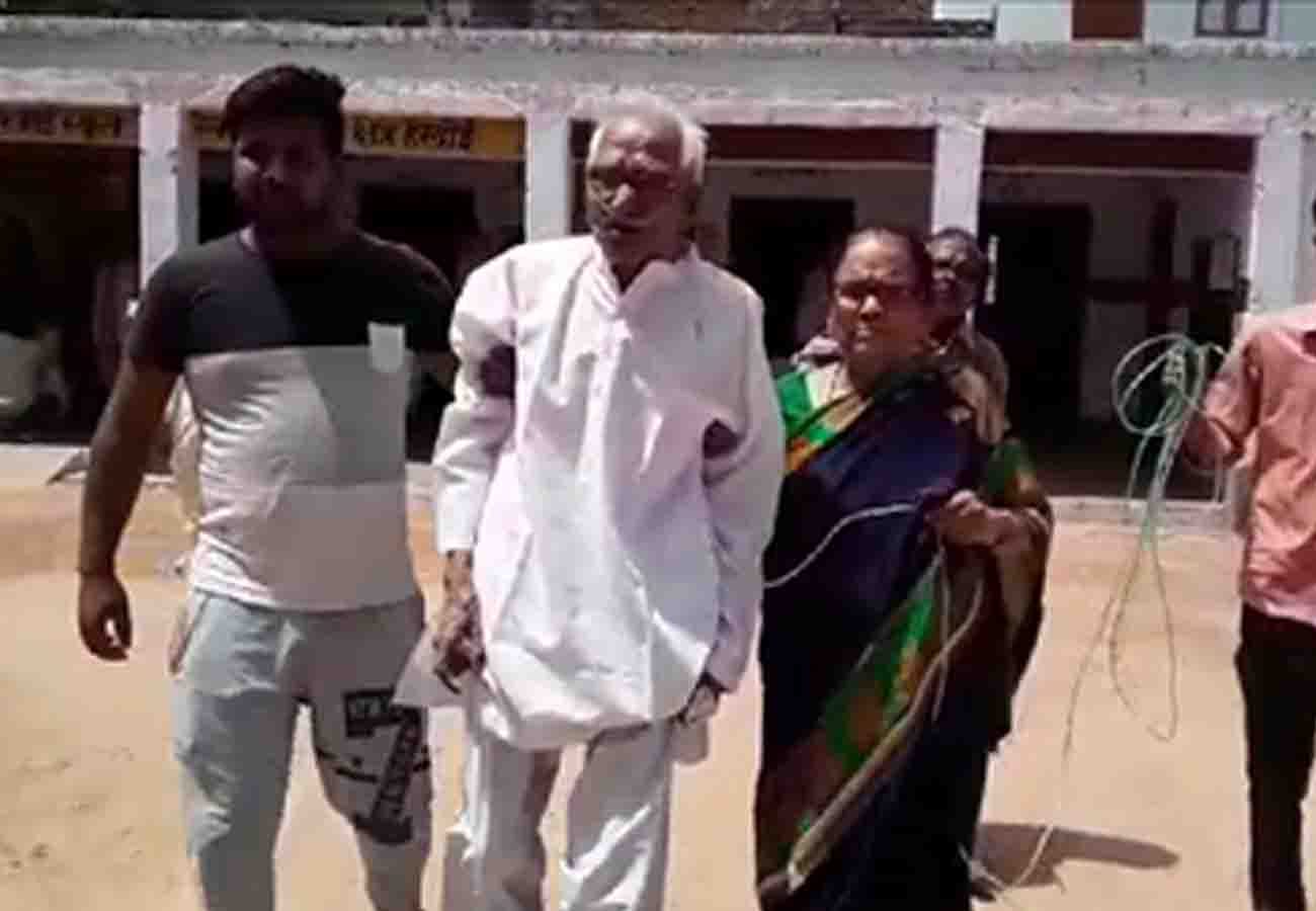 old man reached to cast vote who Alive with oxygen support lok sabha election 2019
