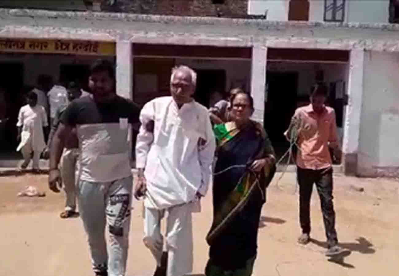 old man reached to cast vote who Alive with oxygen support lok sabha election 2019