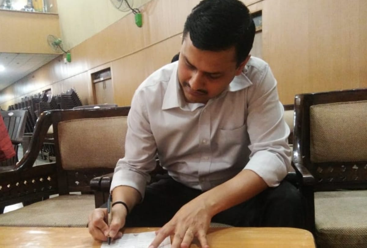 amar ujala voting awareness program : student and paramedical staff pledge to cast vote