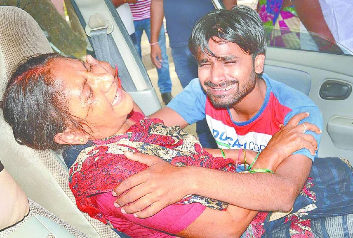 horrible car accident three died at etah shikohabad road