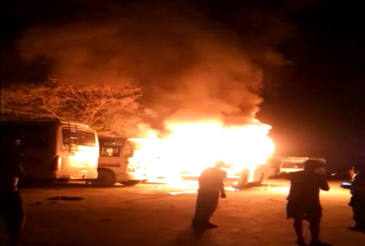 Fire broke out in Bus parking, four buses burnt in Rishikesh, fire brigade personnel control
