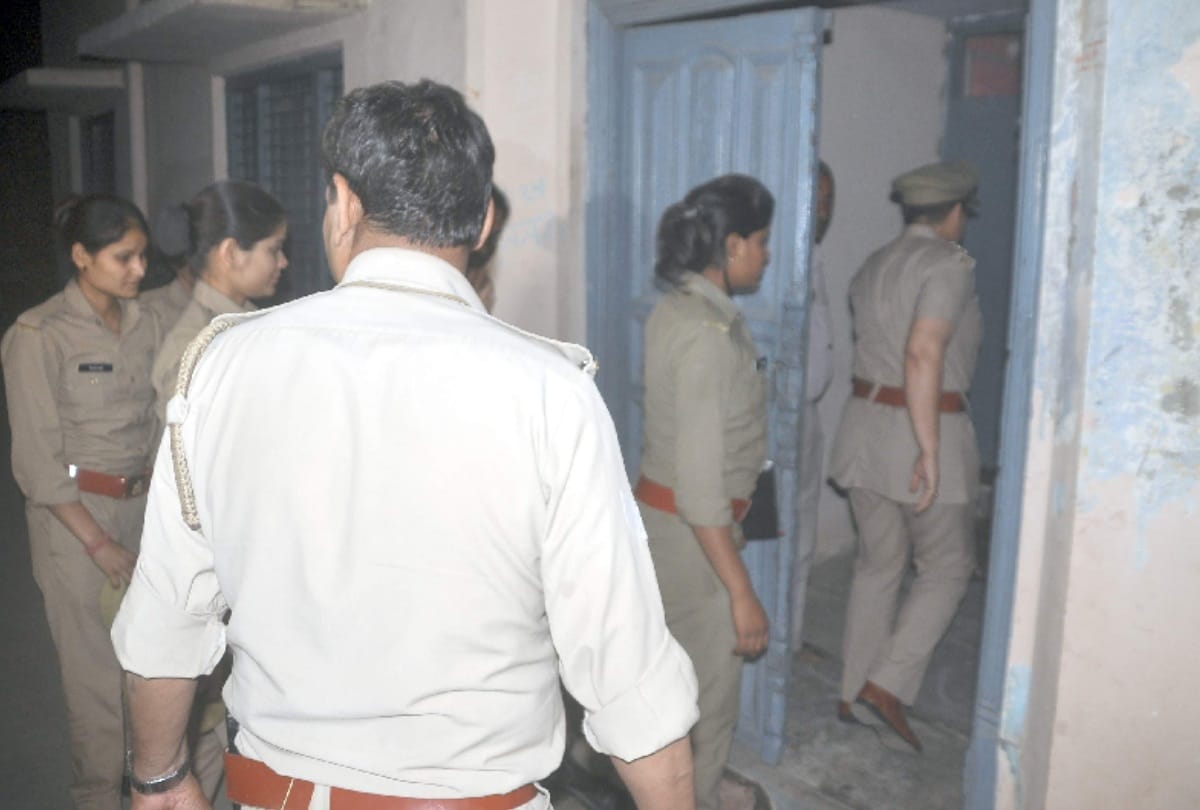 mohammed shami wife hasin jahan forcefully enter in laws house furor at midnight held see photo