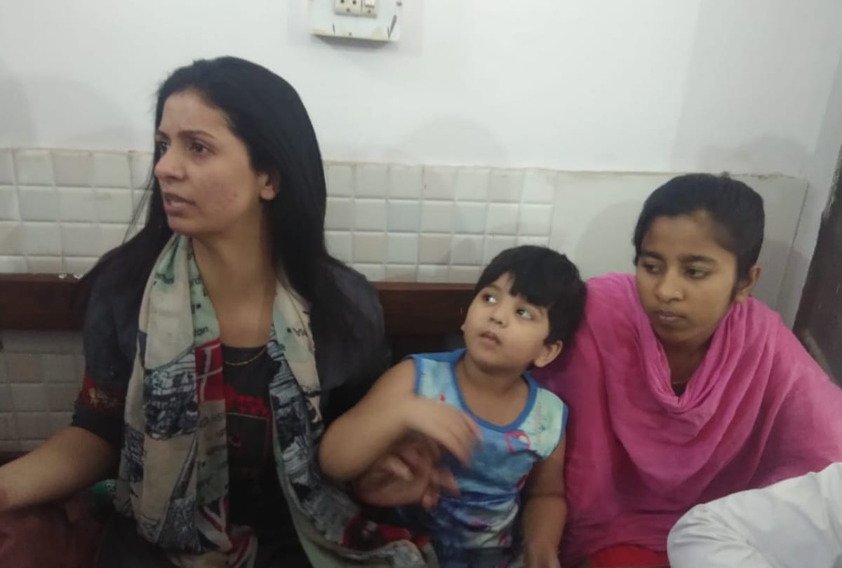 mohammed shami wife hasin jahan forcefully enter in laws house furor at midnight held see photo