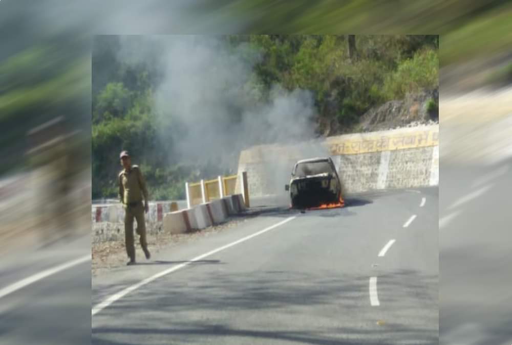 Running Car caught fire in tehri five passengers save their life hardly