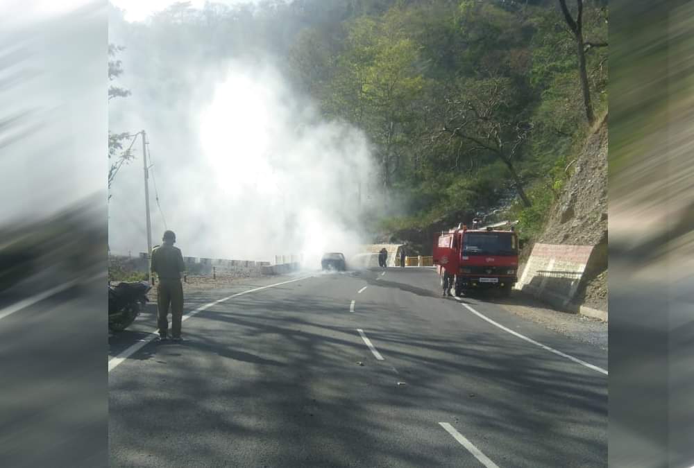 Running Car caught fire in tehri five passengers save their life hardly