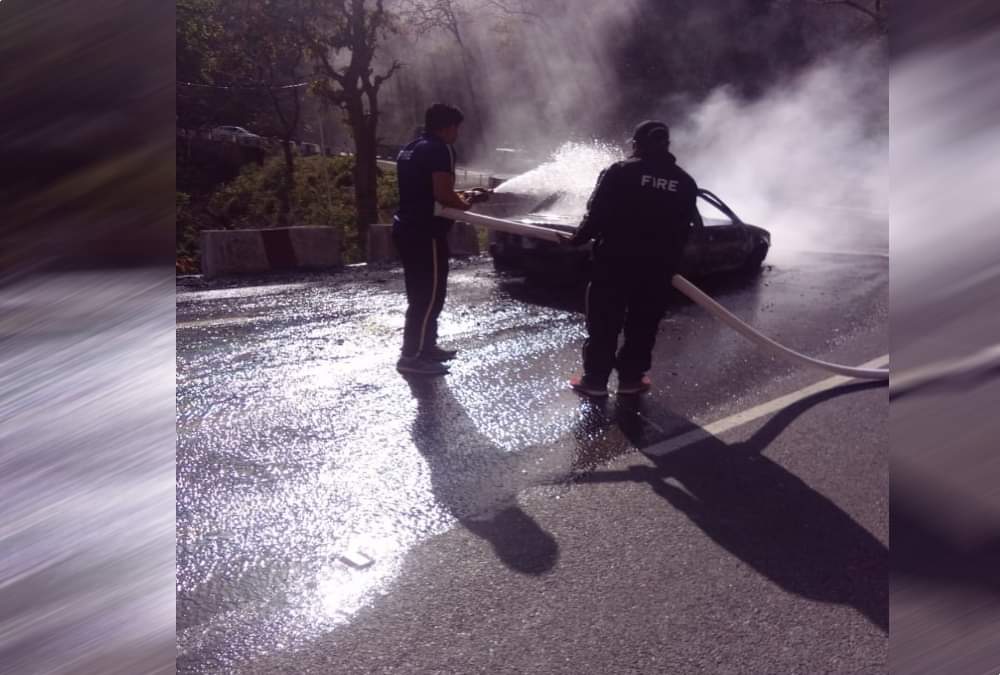 Running Car caught fire in tehri five passengers save their life hardly