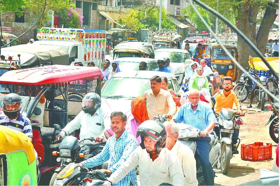 सड़कों पर लग रहा बाजार, शहर हो रहा जाम