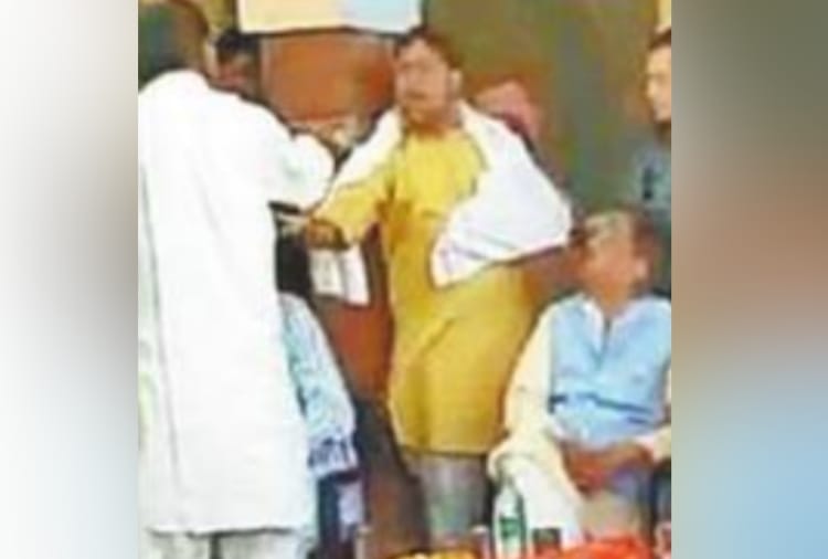 Clash between Two factions in meeting of the minister in Haryana
