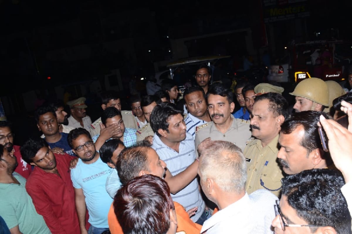 Bjp workers fight with up police daroga in Meerut