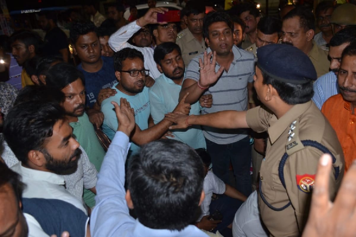 Bjp workers fight with up police daroga in Meerut