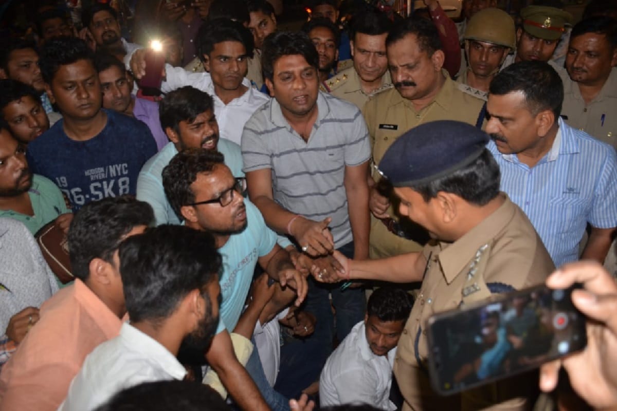 Bjp workers fight with up police daroga in Meerut