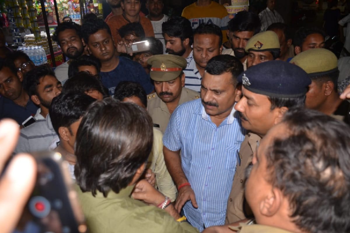 Bjp workers fight with up police daroga in Meerut