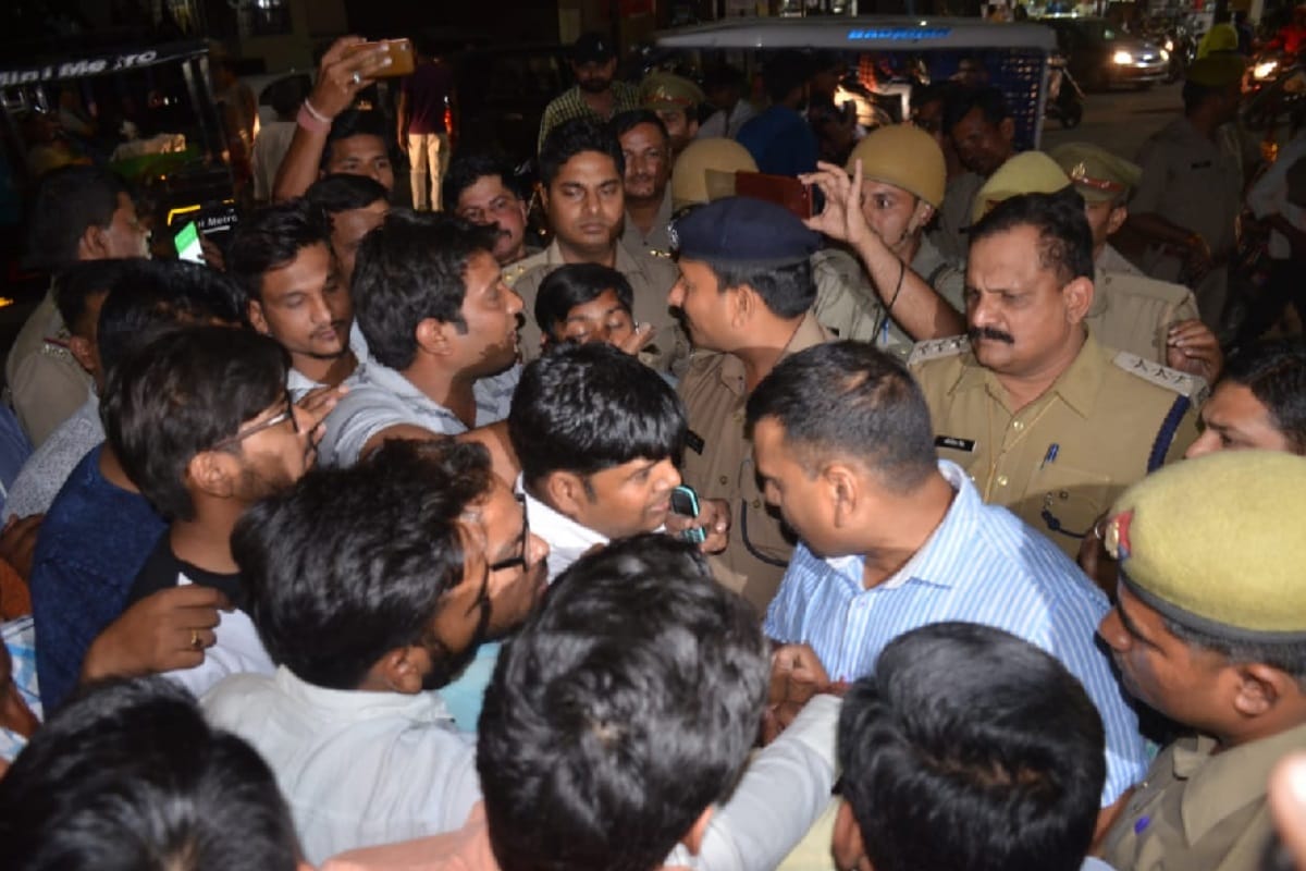 Bjp workers fight with up police daroga in Meerut