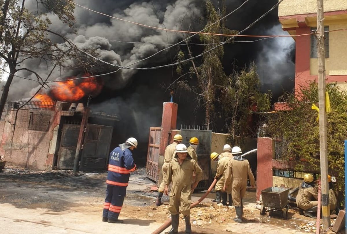 In delhis narayana fire breaks out in chemical factory more than 30 fire tenders at spot