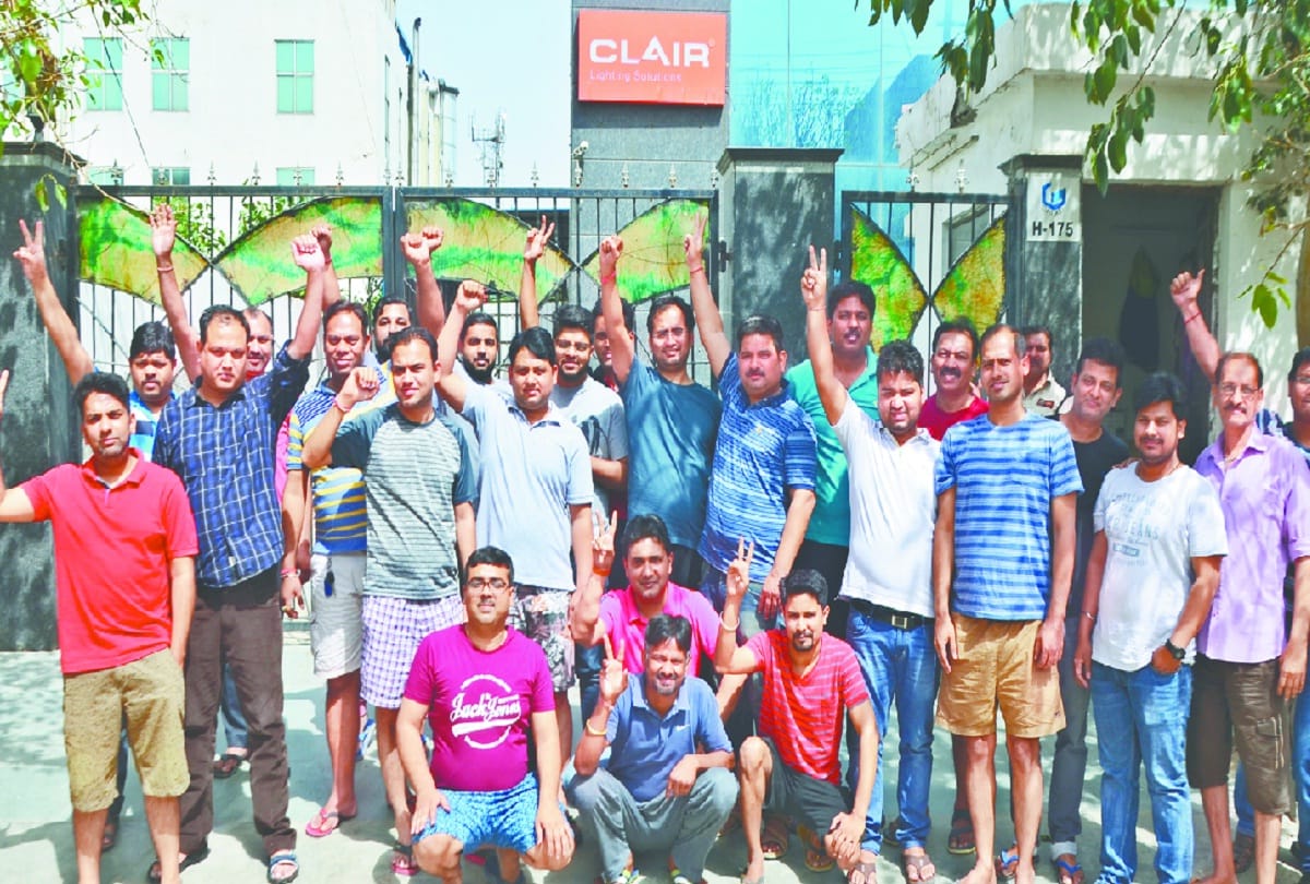 Noida: Bouncers made hostage society people when they come to meet the builder