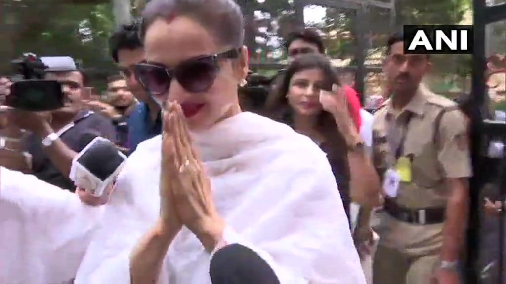 loksabha election 2019 Rekha to Priyanka Bollywood celebs step out to cast their votes