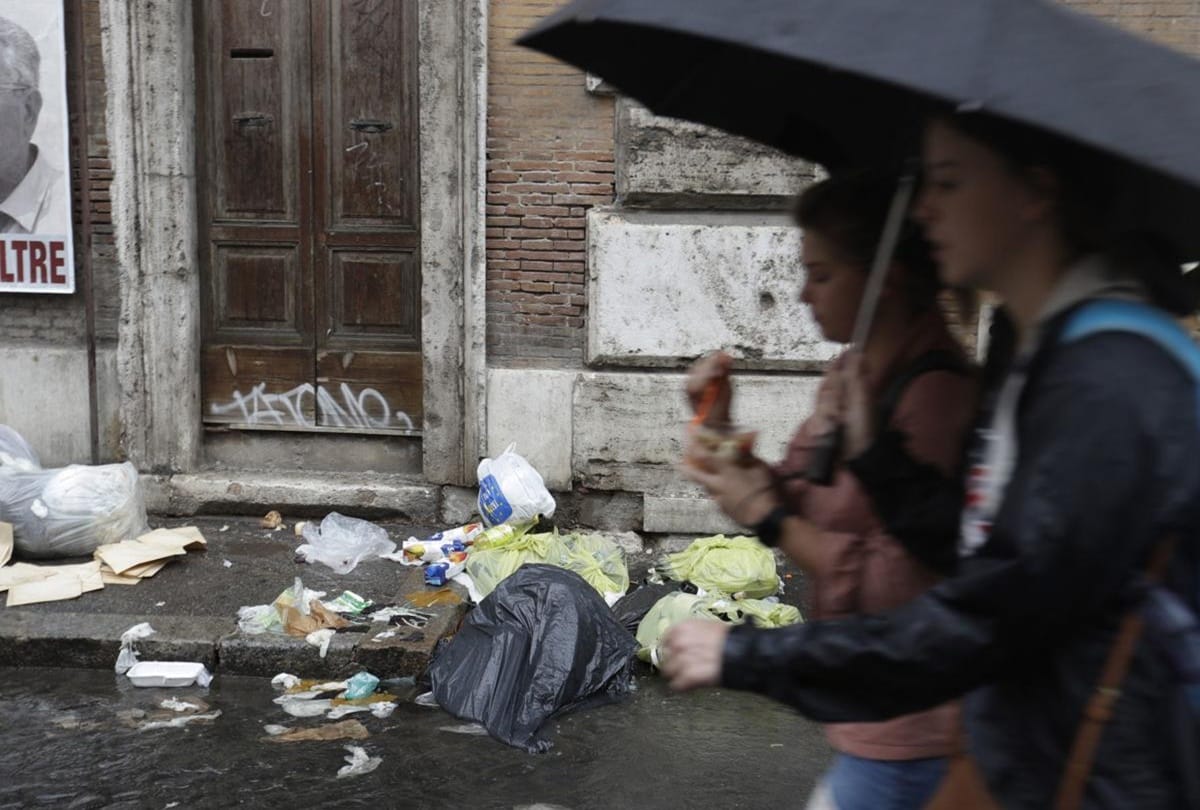 Rome monumental problems of garbage, See Photos
