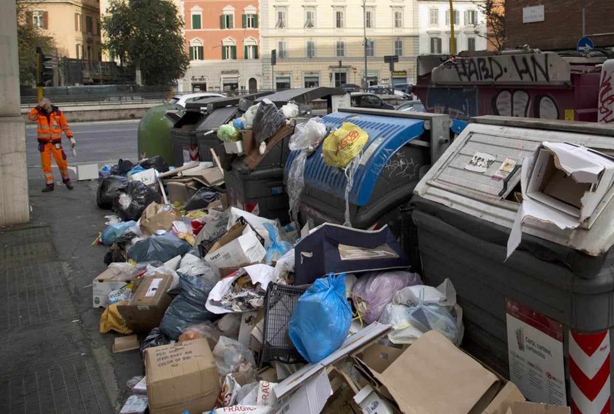 Rome monumental problems of garbage, See Photos