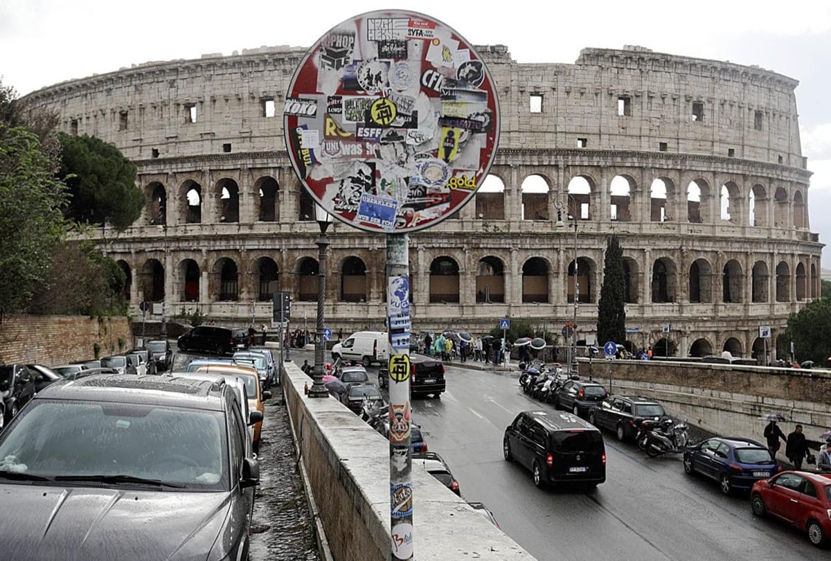 Rome monumental problems of garbage, See Photos