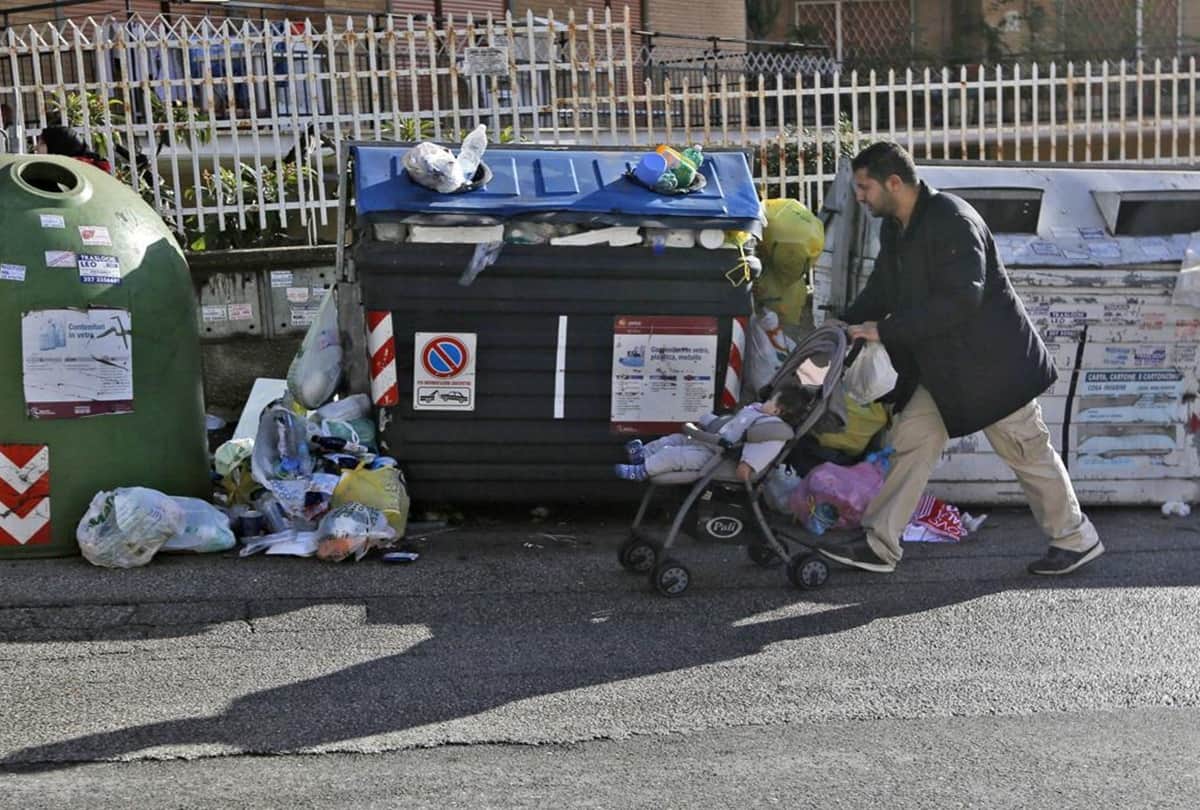 Rome monumental problems of garbage, See Photos