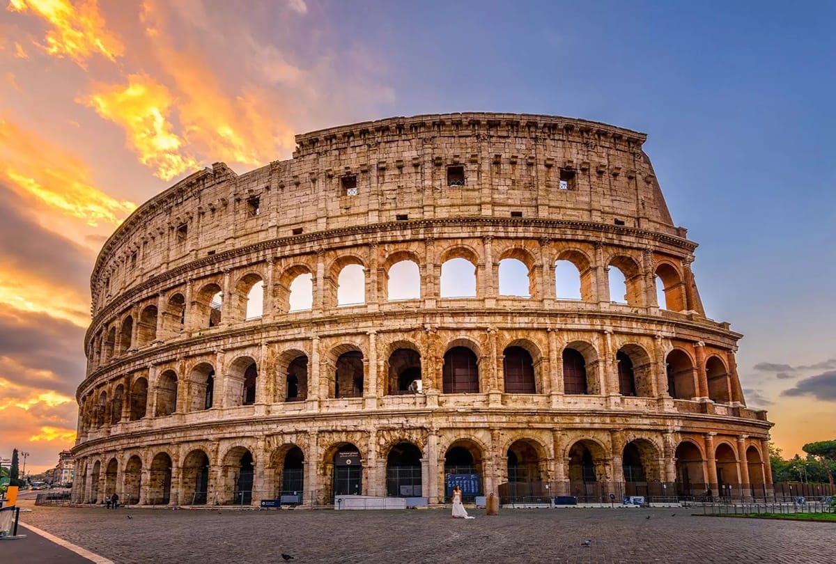 Rome City Council announces new and strict rules for tourists banned eating snacks on monuments