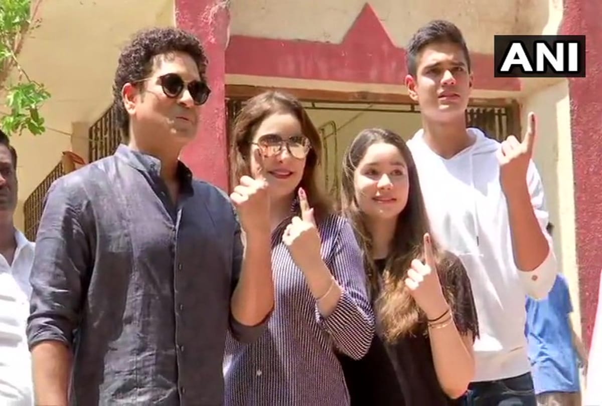 Loksabha election 2019: Sachin Tendulkar casts his vote along with family